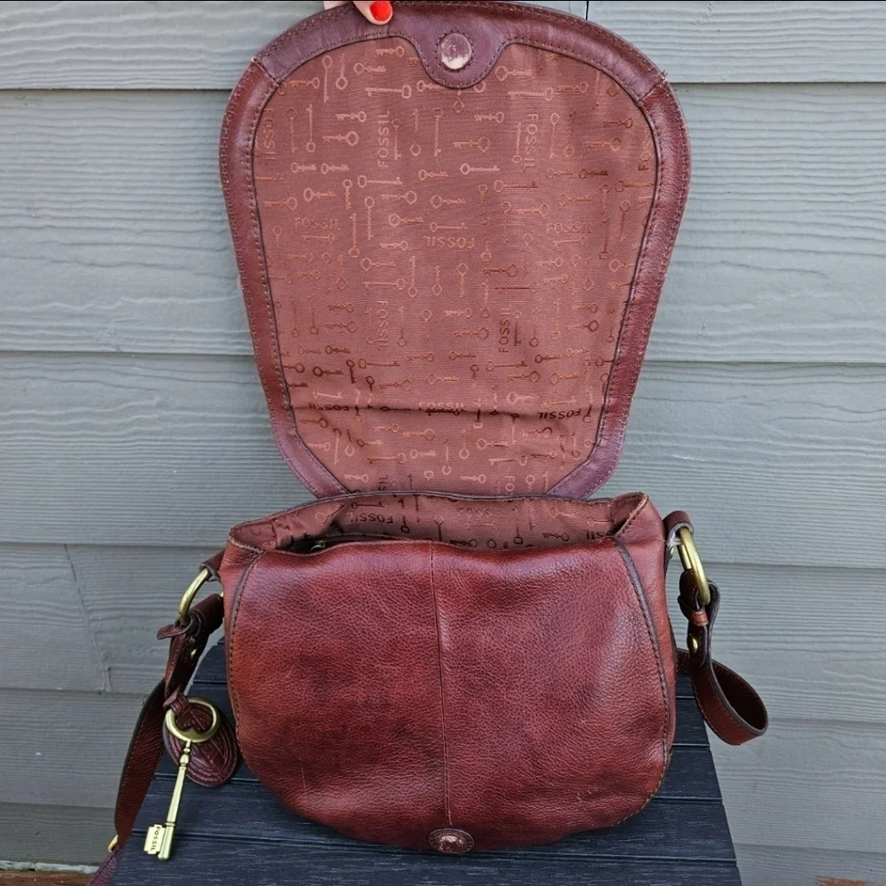 Fossil Vintage Crossbody Brown Leather Crossbody Bag Key Charm Flap Purse Bag